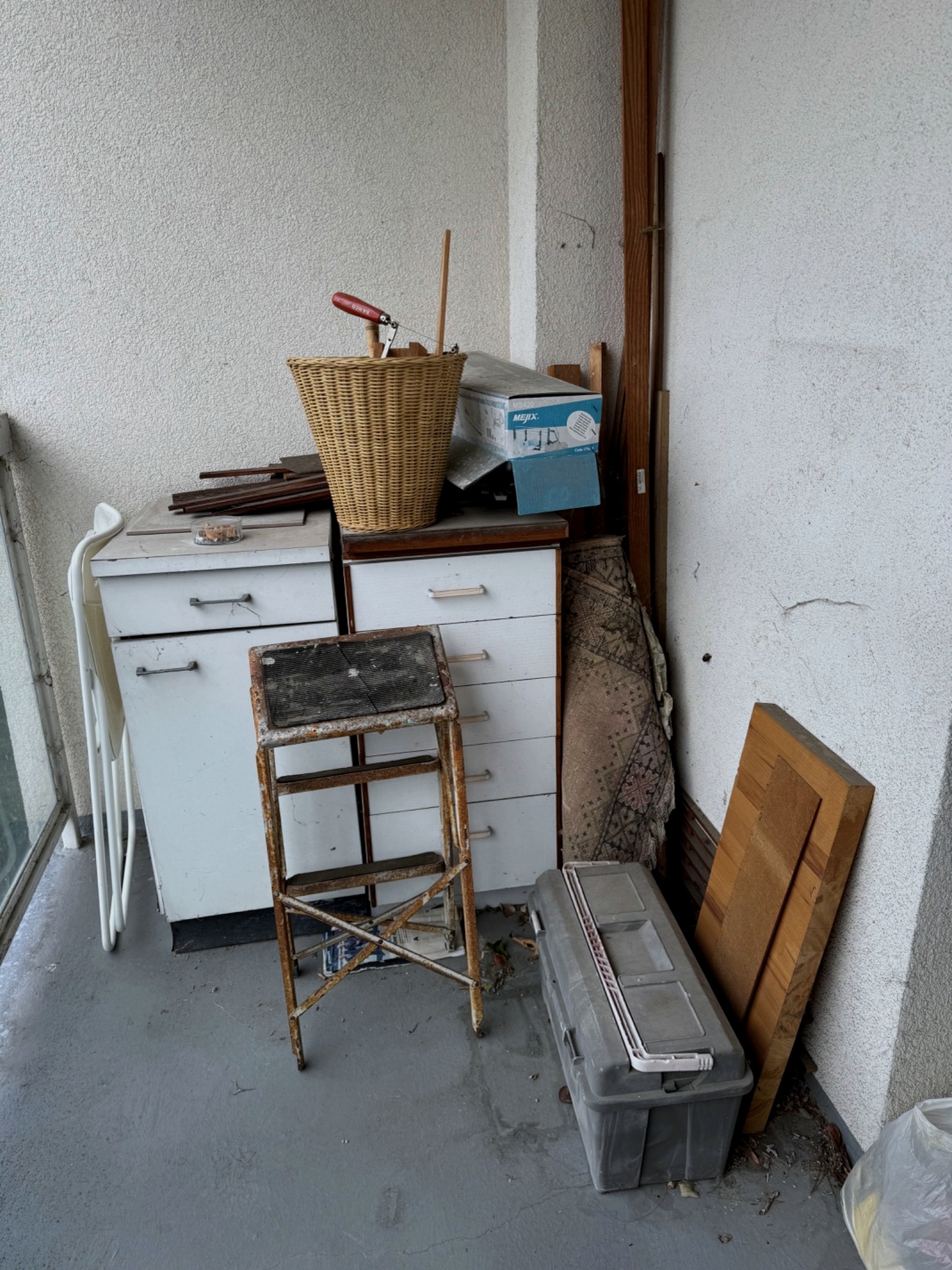 Objets et meubles en attente d’un tri avant évacuation