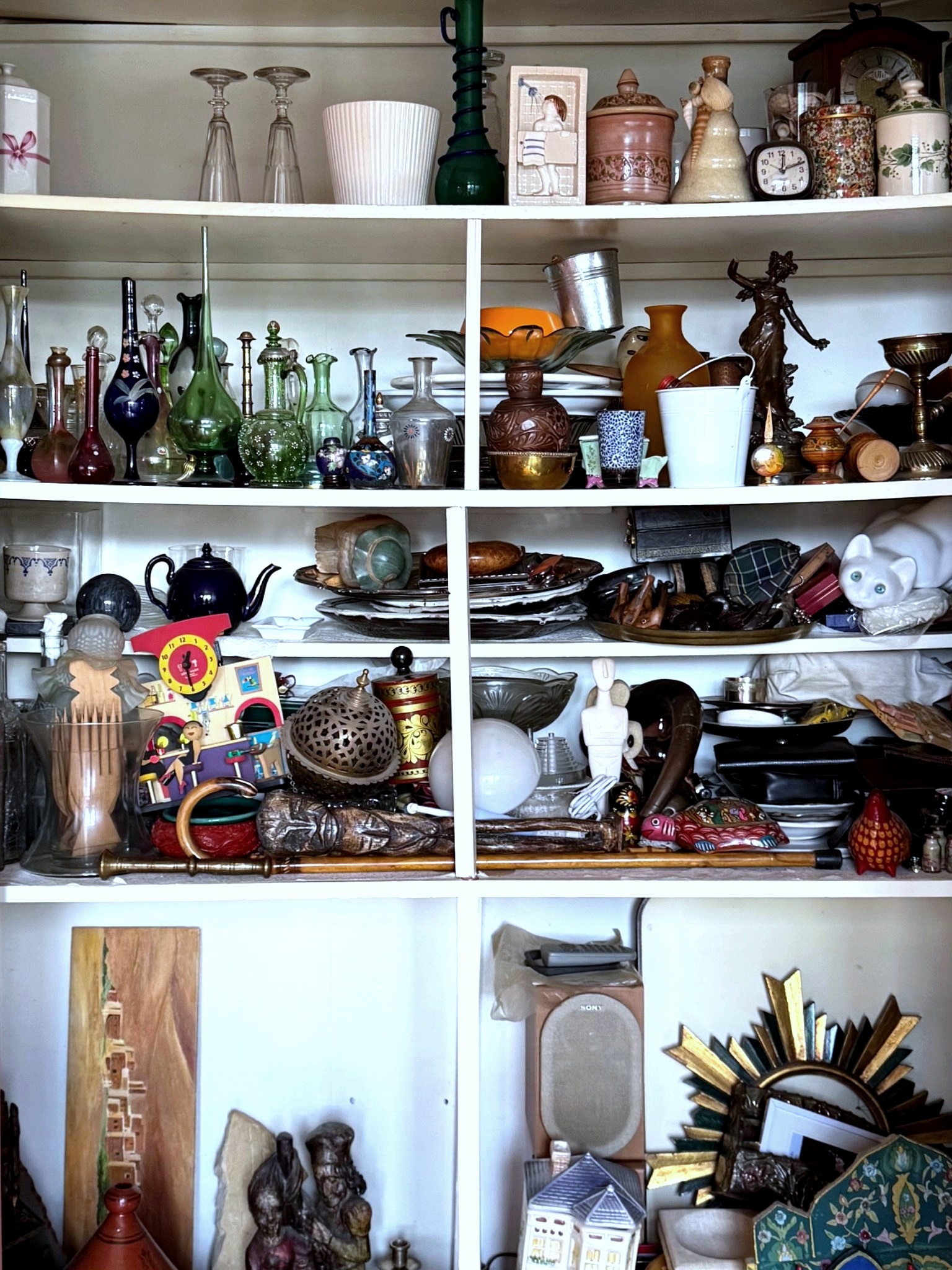 Étagères d’objets et de vaisselle pouvant être triés et réemployés